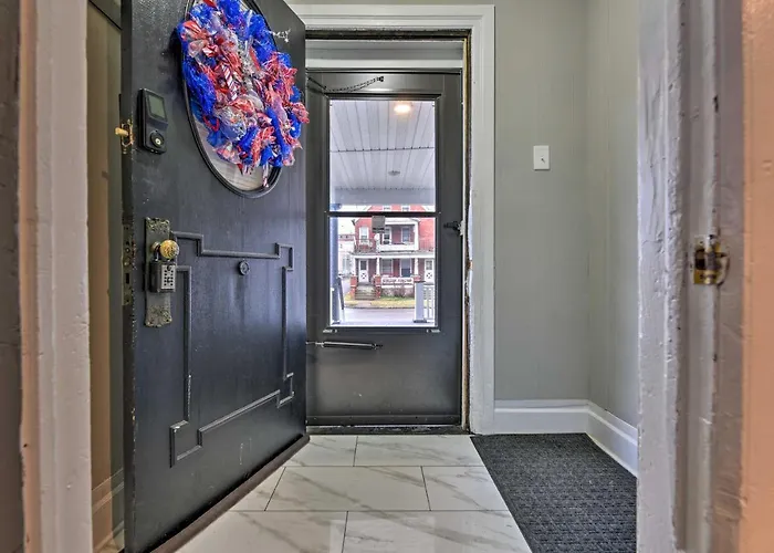 Walk To Niagara Falls! Family Home W/ Yard